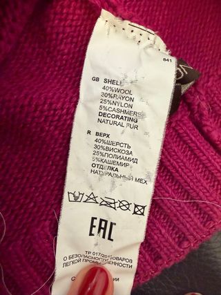 Gorro con pompón y pedrería