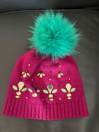 Gorro con pompón y pedrería