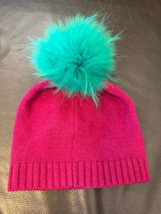 Gorro con pompón y pedrería