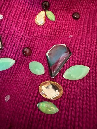 Gorro con pompón y pedrería