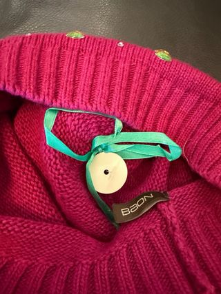 Gorro con pompón y pedrería