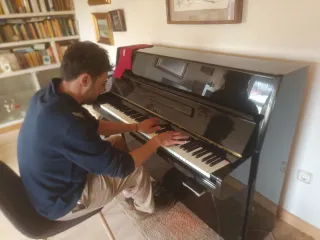 Piano Vertical Yamaha Negro