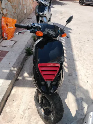 Moto Tifón 50cc Scooter Negra y Roja año99