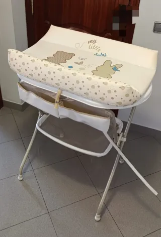 Cambiador bebé con bañera y accesorios