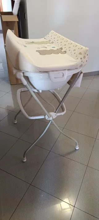 Cambiador bebé con bañera y accesorios