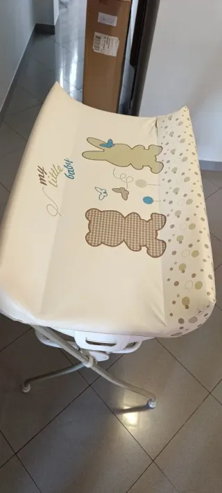 Cambiador bebé con bañera y accesorios