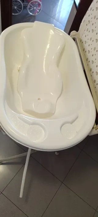 Cambiador bebé con bañera y accesorios