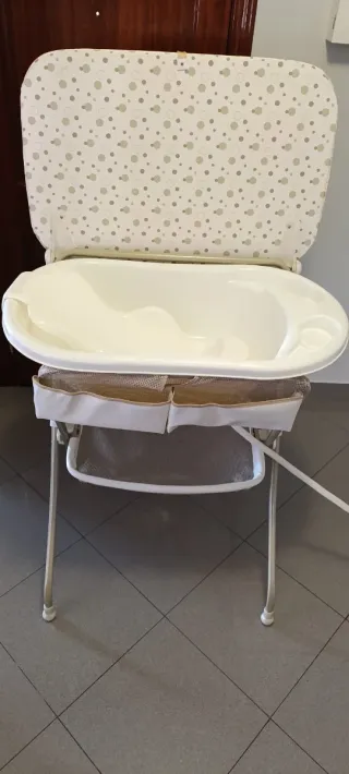Cambiador bebé con bañera y accesorios