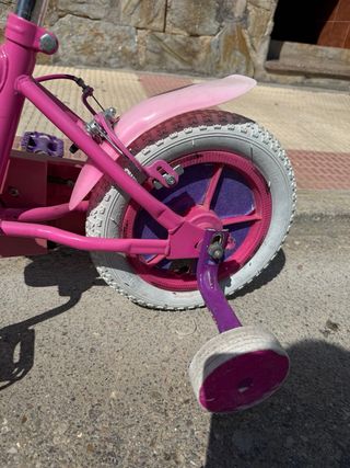 Bicicleta infantil rosa con ruedines