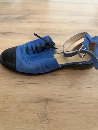 Zapatos azules y negros