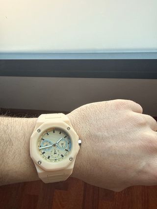 Reloj de plástico antialérgico color crema