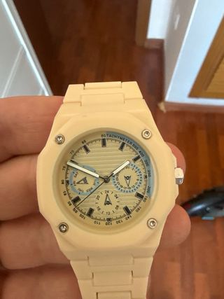 Reloj de plástico antialérgico color crema