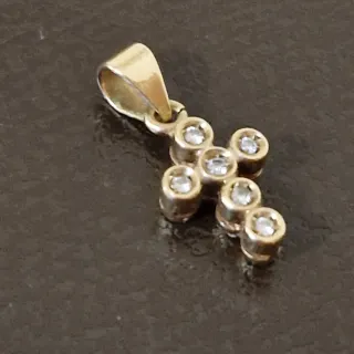 Pendente in oro 18k con  piccoli diamanti