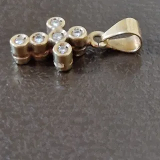 Pendente in oro 18k con  piccoli diamanti