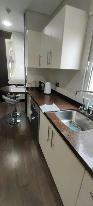 Muebles de cocina marrones y blancos