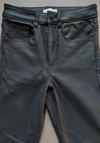 Pantalón pitillo MANGO (estilo encerado)