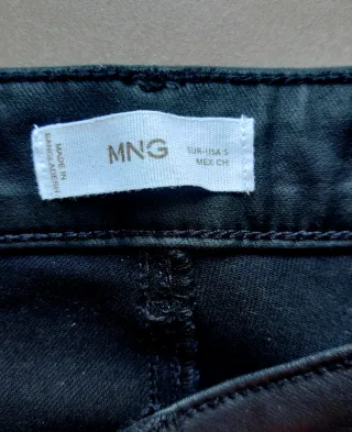 Pantalón pitillo MANGO (estilo encerado)