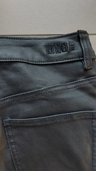 Pantalón pitillo MANGO (estilo encerado)