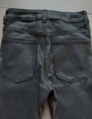 Pantalón pitillo MANGO (estilo encerado)