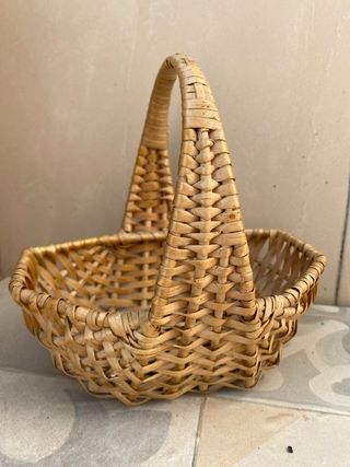 Cesta mimbre pequeña con asa