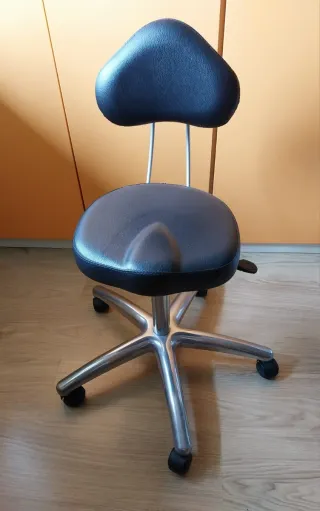 Sgabello nero in pelle con pompa