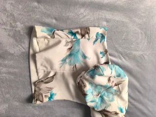 Blusa elegante floral azul y blanco
