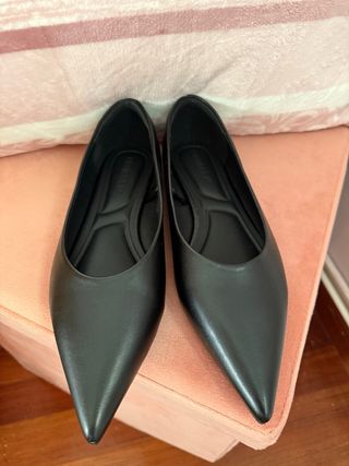 Zapatos planos negros de punta