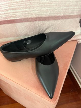 Zapatos planos negros de punta