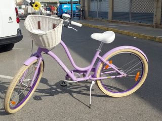 Bicicleta paseo morada con cesta