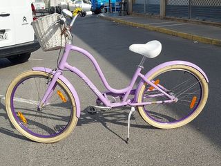 Bicicleta paseo morada con cesta