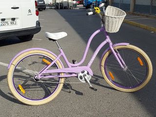 Bicicleta paseo morada con cesta