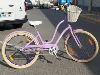 Bicicleta paseo morada con cesta
