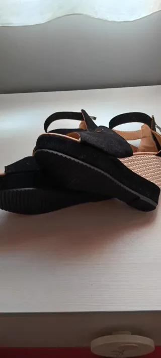 Sandalias de cuña negras y beige