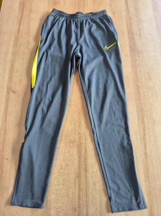 Pantalón chándal Nike gris y verde