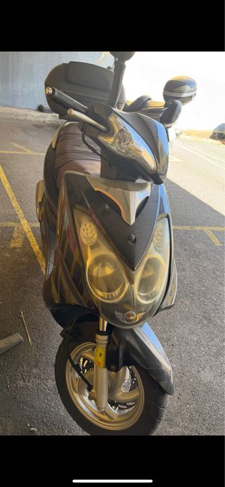 Moto SYM 125cc Scooter Negra y Dorada