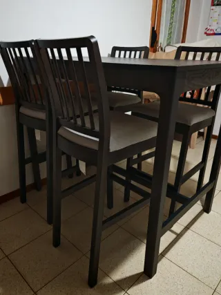 Tavolo alto con 4 sgabelli