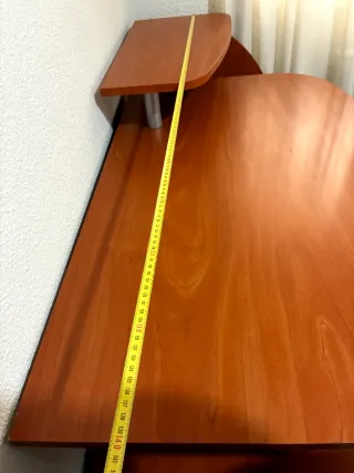 Escritorio de madera con estanterías doble altura