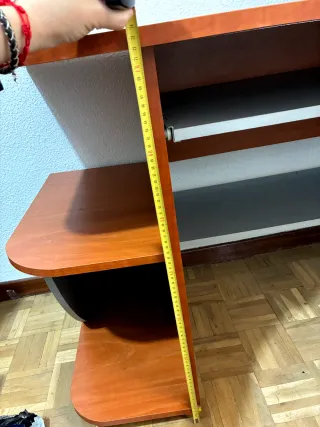 Escritorio de madera con estanterías doble altura