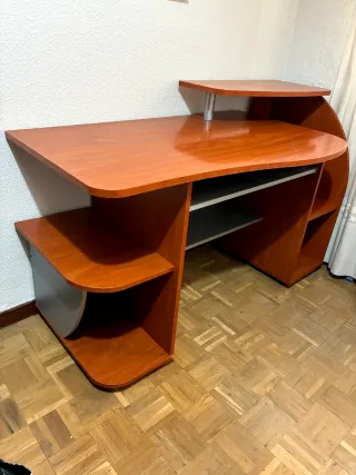 Escritorio de madera con estanterías doble altura