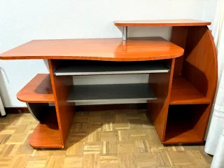 Escritorio de madera con estanterías doble altura