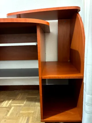 Escritorio de madera con estanterías doble altura