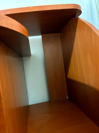 Escritorio de madera con estanterías doble altura