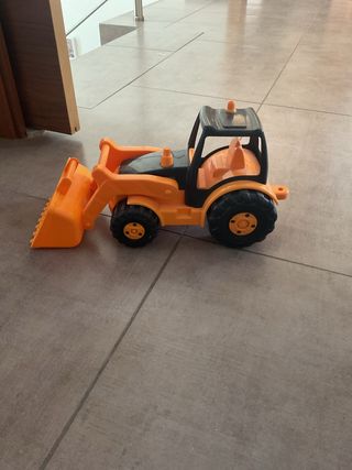 Excavadora de juguete naranja con pala