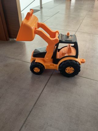 Excavadora de juguete naranja con pala