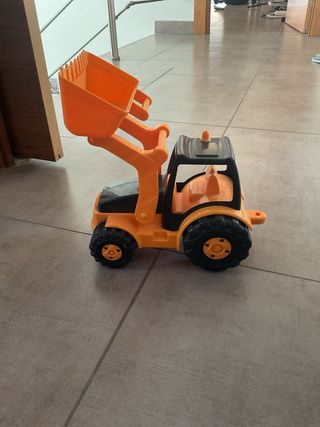 Excavadora de juguete naranja con pala