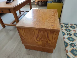 Mesita de noche de madera para restaurar