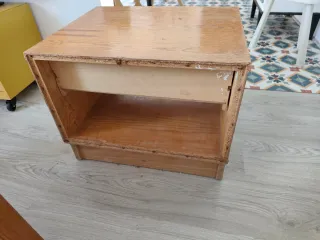 Mesita de noche de madera para restaurar