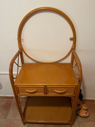 Tocador antiguo de ratán y madera