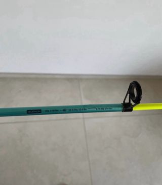 Canna da pesca gialla e blu