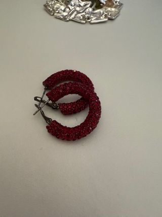 Pendientes aro rojos con detalles dorados